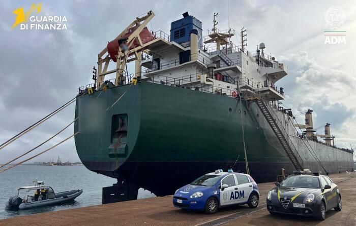 意大利扣押了一艘从新罗西斯克港出发的船只。
这艘船载有33000吨黑色金属，因欧