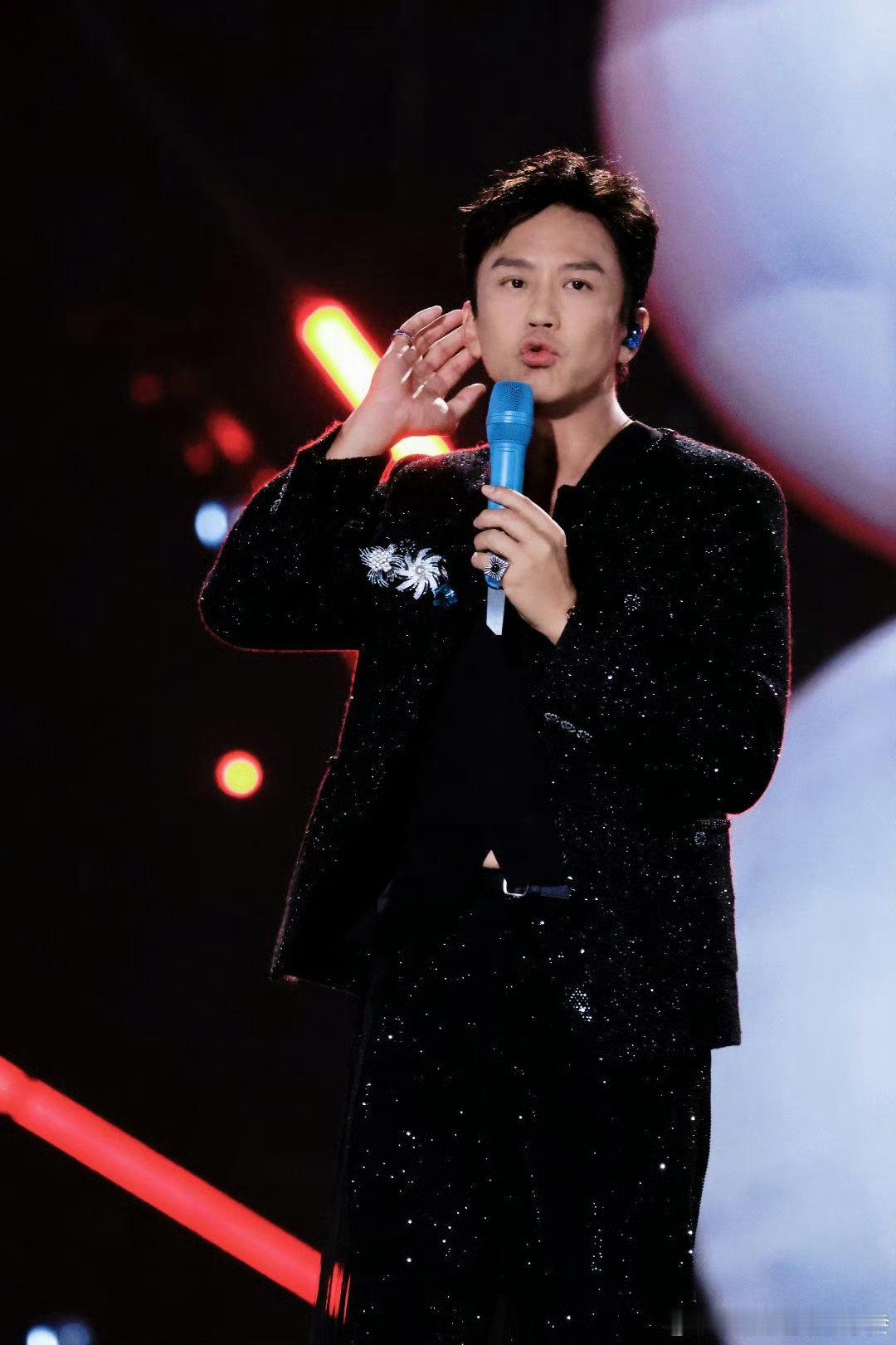 以为邓超偷穿孙俪衣服生活化的小意外变成暖心趣事，邓超孙俪相处随性又有爱，日常里大