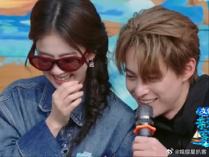 白鹿问王鹤棣你累不累 白鹿王鹤棣即兴整活真的太绝，肩靠肩飙戏还自带搞笑对话，全程