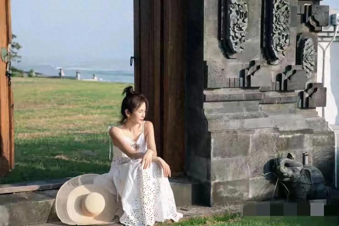 52岁李冰冰五一晒照美到犯规！白裙飘飘似少女，网友直呼：岁月你偏心！
【正文】