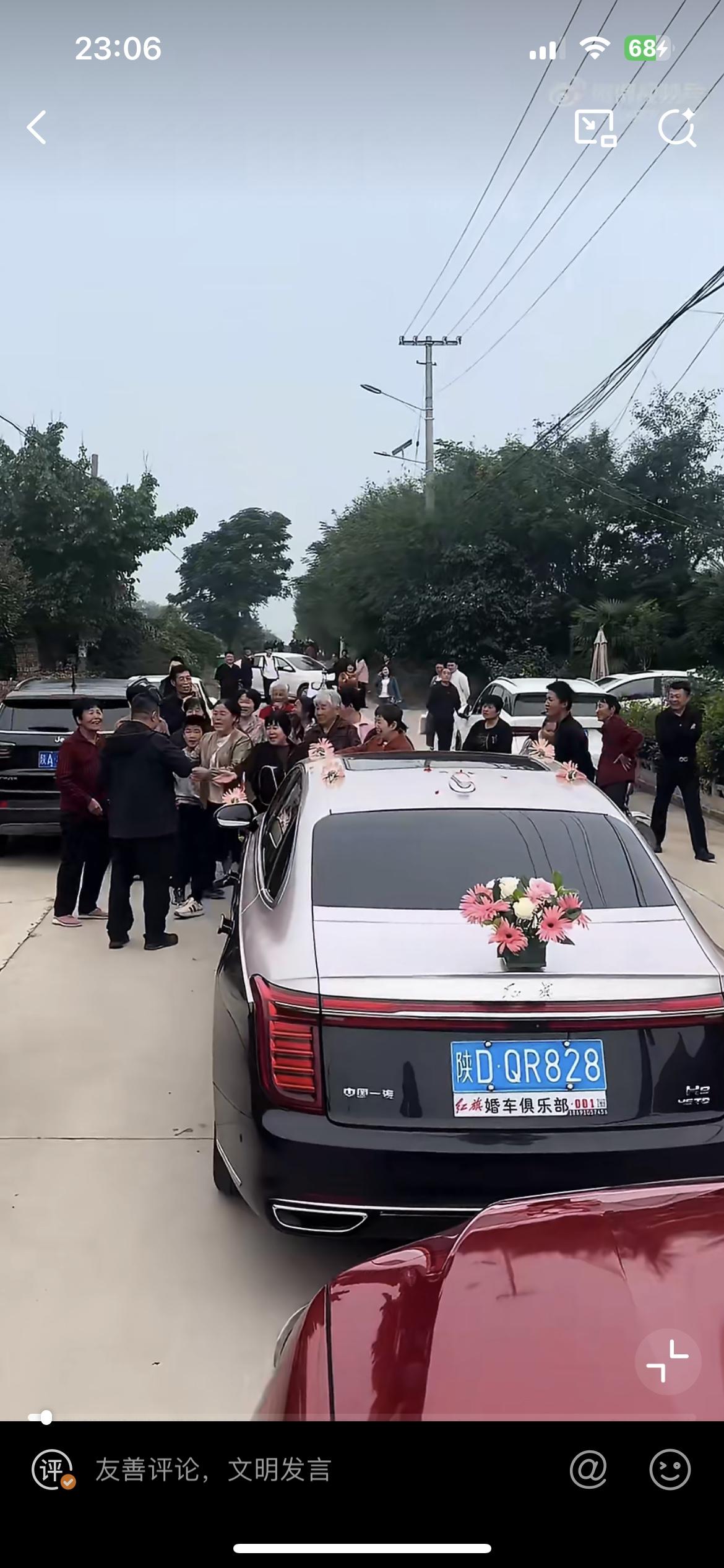 陕西咸阳一队婚车被附近村民的重重封锁线给拦住了，都是讨要喜烟喜钱的人群。
在这条