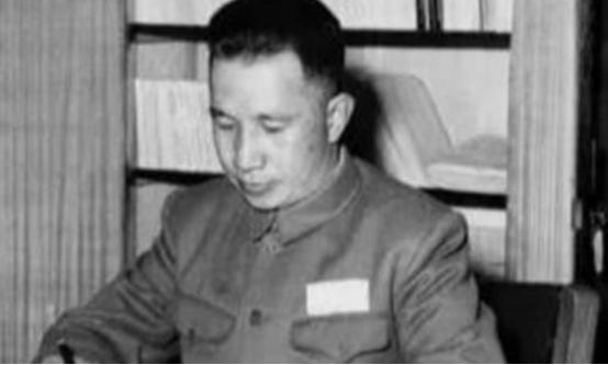 1942年，一名伪军师长派人送给粟裕一包烟，粟裕疑惑地打开一看，里面竟藏了一张纸