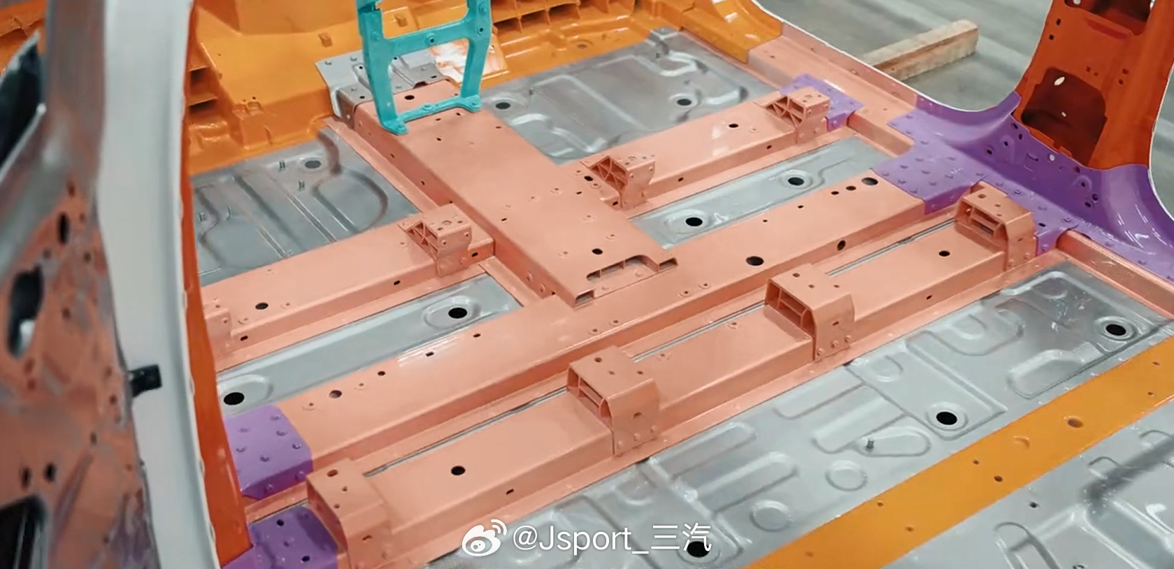 biw座椅安装支架 图1是问界M9,用切割型材，做成8个支架，再冷接到地板横梁（