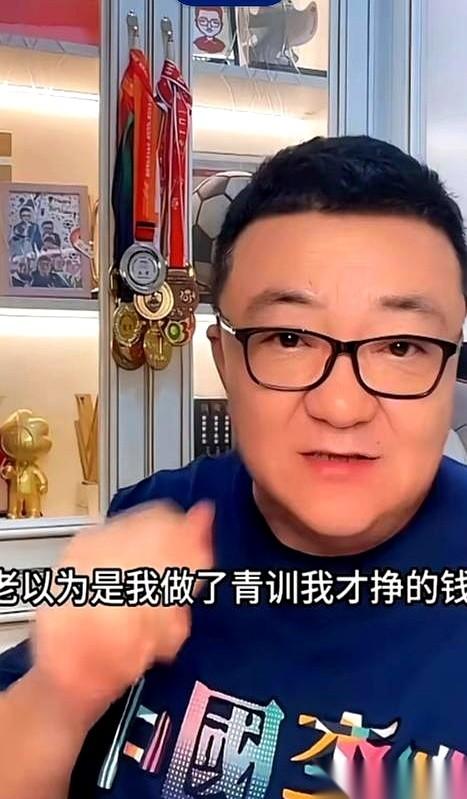 我算是看明白了，有时候比教人踢球更难的，是教人怎么说声“谢谢”。
把一个孩子从泥