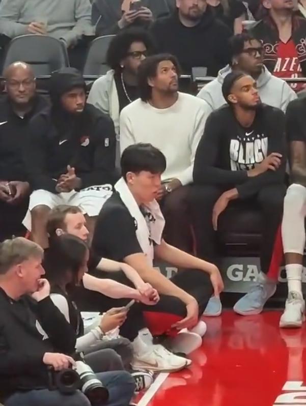 今天壮汉亨德森复出，这对开拓者是好事，对杨瀚森就不一定是了。开拓者目前人才济济，