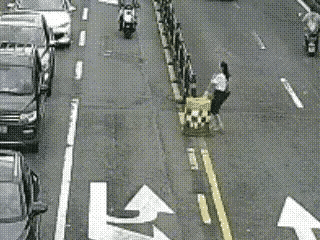 这是急着赴死的节奏啊！
 
刷到个视频真给我看傻了！一位长腿美女过马路，那叫一个