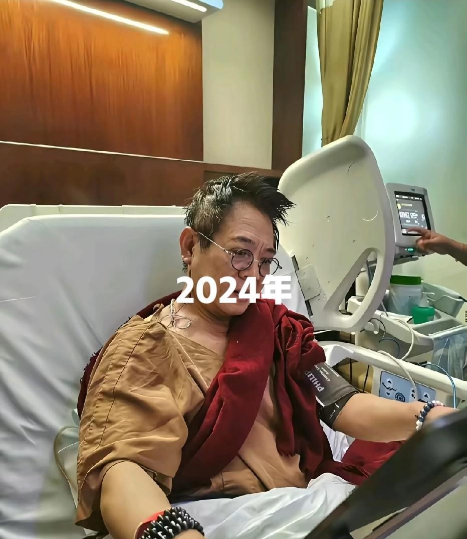 李连杰回来了，不是靠滤镜，是靠命硬。
甲状腺那阵子差点把他掏空，头发掉光，人瘦成
