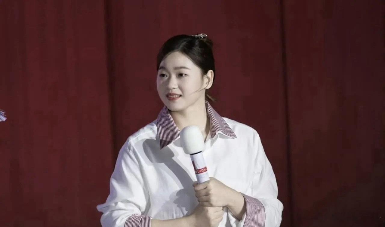 19岁全红婵哭了2次！感慨自己太久没露面 全场齐喊：全红婵我爱你近日，19岁的跳