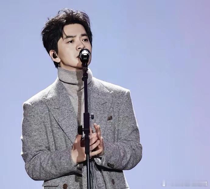 有时候真不服不行。有些人过了50，标配是发福、秃头和慈祥，但李健偏要搞特殊。看他