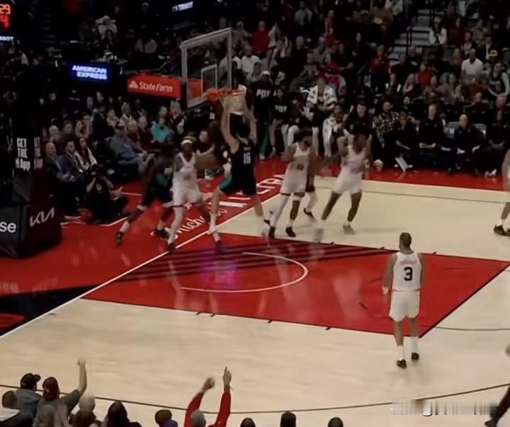 杨瀚森半场3中2砍4分创生涯新高，转身上篮+暴扣惊艳全场！

开拓者半场61-6