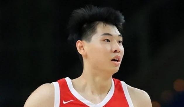 中国男篮崔永熙新星升起，期待走出舒适圈！

来自中国男篮的年轻锋线球员崔永熙，这