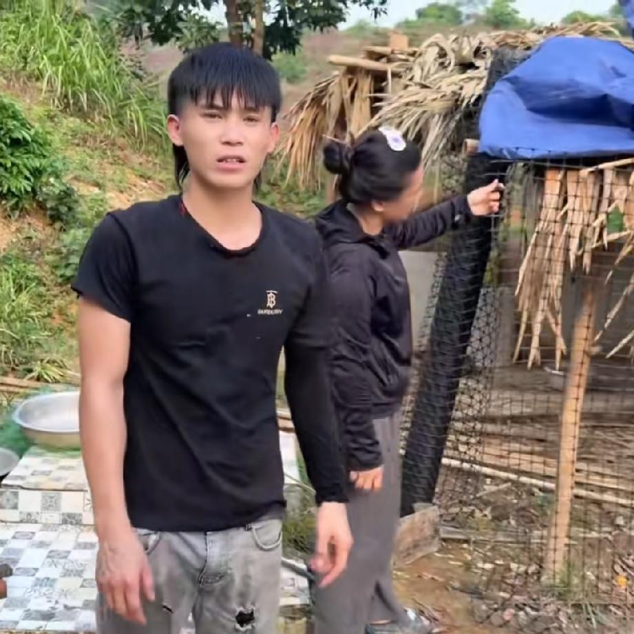 小潘和小秋在越南给小叔盖房子，房子接近尾声停工了。小潘和小秋利用盖房子停工这几天