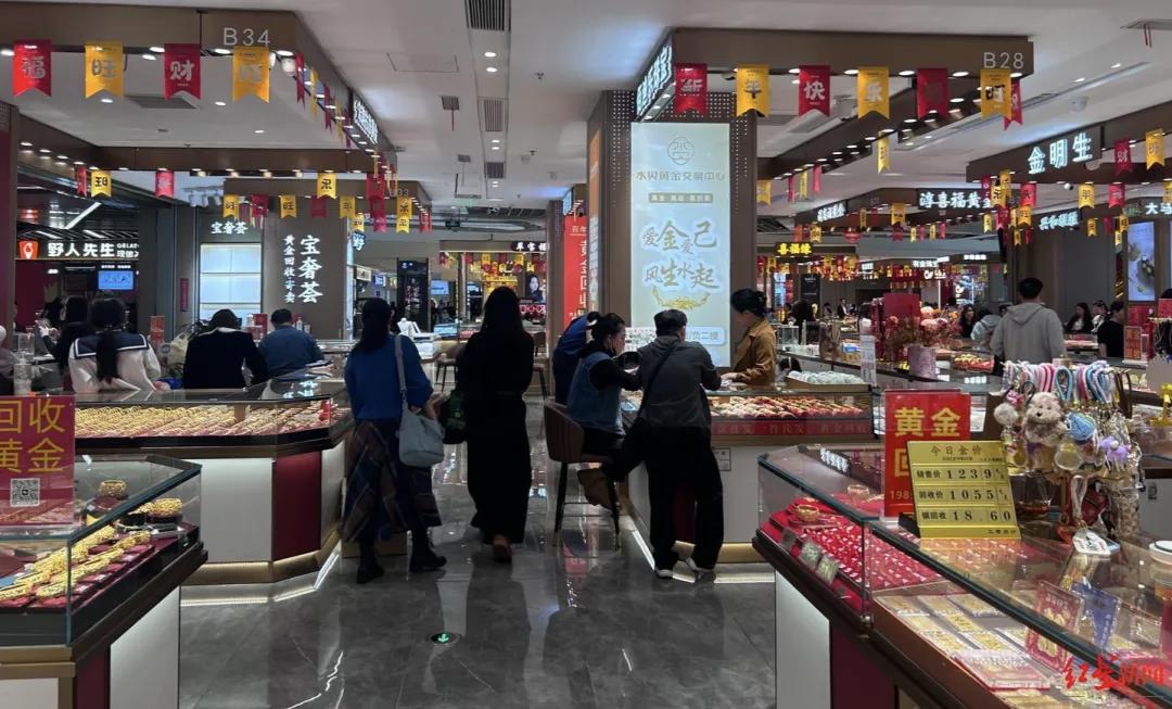 拉着行李箱来买金，却吃了闭门羹！水贝黄金市场上演疯狂一幕！

昨天下午，深圳水贝