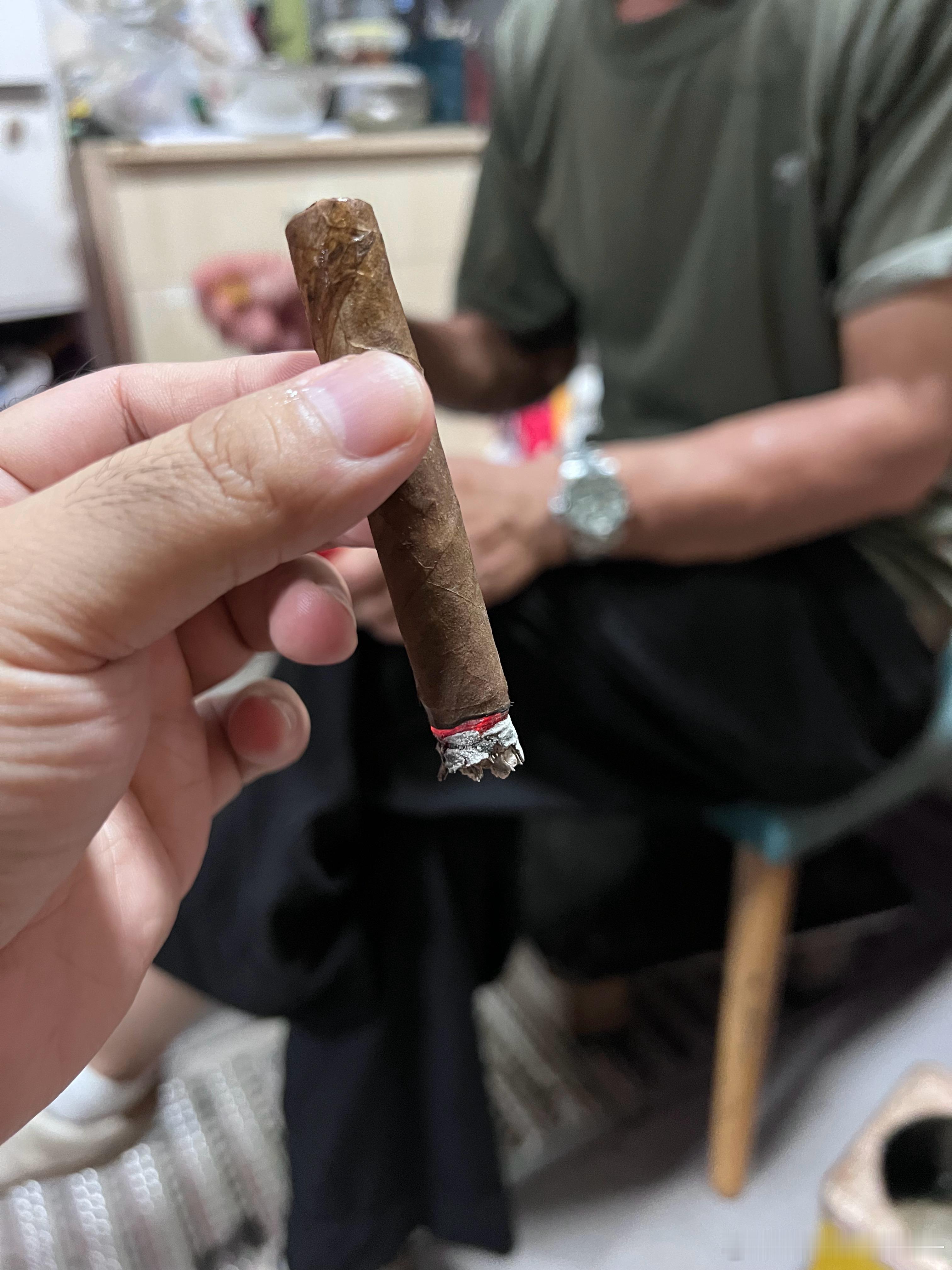 哦吼！男人只要一戴上手表，气质一下就来了，老哥正跟我炫耀干女儿给他送的手表呢，帅