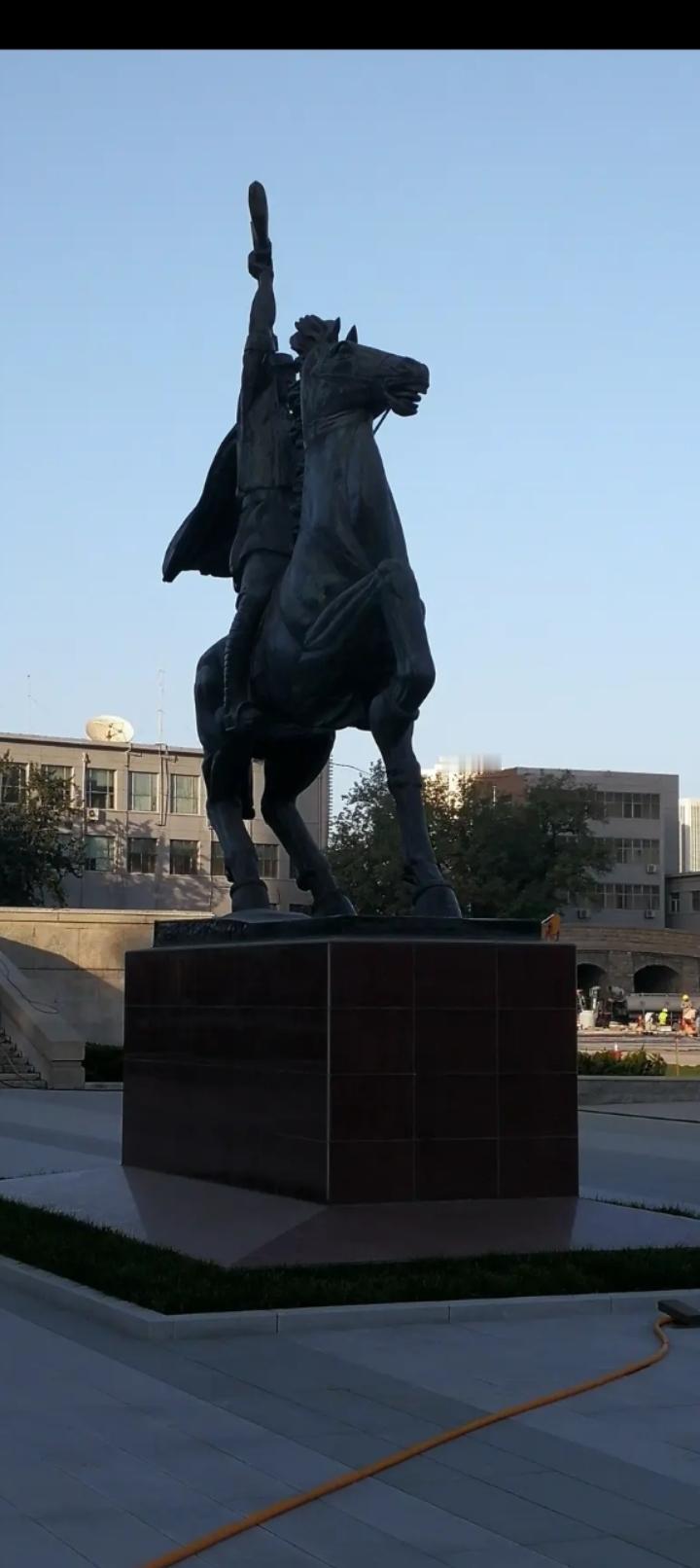 突然觉得，省会石家庄，怎么听感觉像是个村子。
因为如果石家庄这个名字在河北省就这