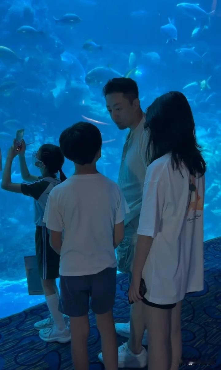孩子过暑假了，汪小菲领着孩子们去香港海洋乐园，小玥披肩长发，神似妈妈徐熙媛。

