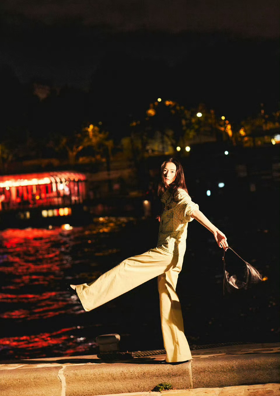 刘雯塞纳河畔旖旎的风光，潇洒阔步而来。巴黎时装周 ​​​