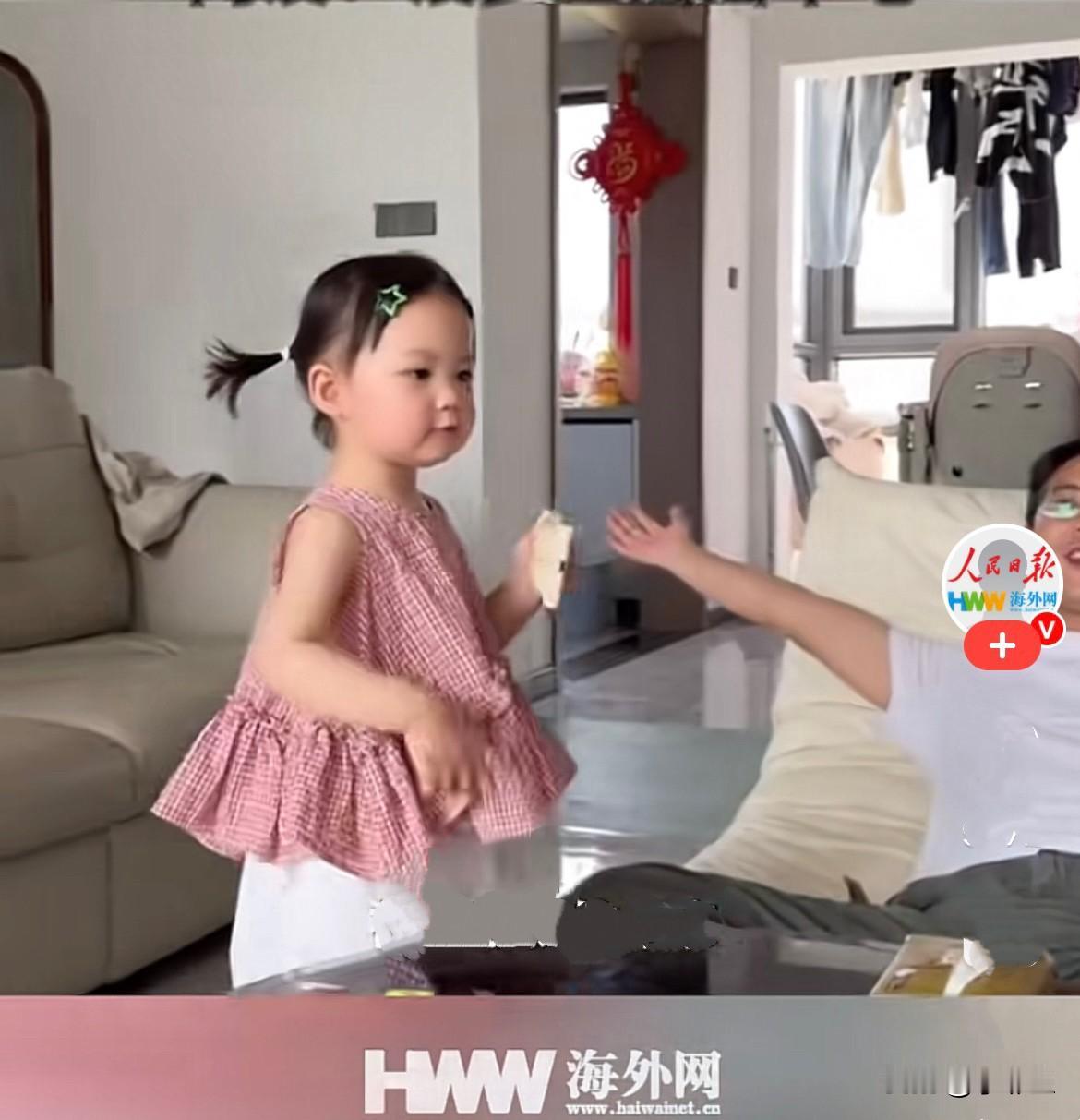 近日，云南一宝爸和女儿在家，爸爸坐在沙发上看手机很入神，女儿在一旁吃着东西陪着爸