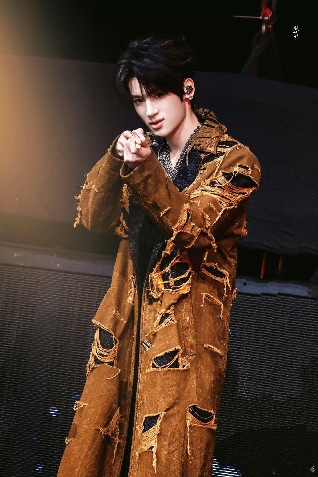 张峻豪微博营业是自己做的后期救命！张峻豪营业全是自己做后期，坚持亲手弄，现在照片