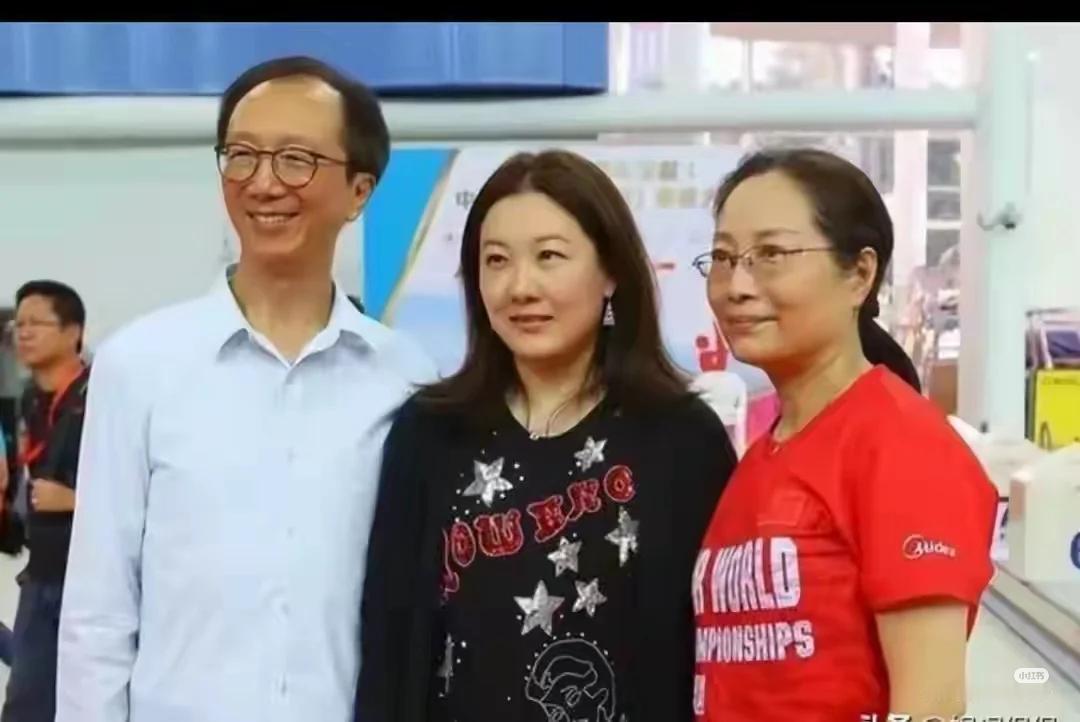 跳水女皇伏明霞带着老公同故人合影。