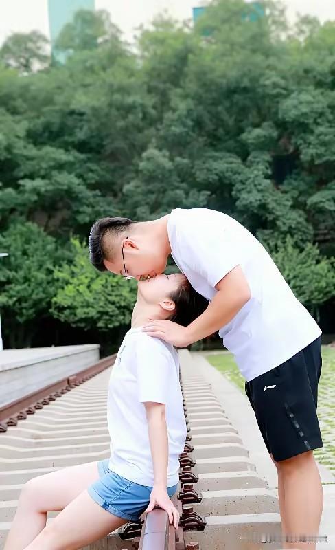父女之间也要有边界感，小的时候可以抱抱亲亲，无可厚非，但是孩子大了，一定要有分寸