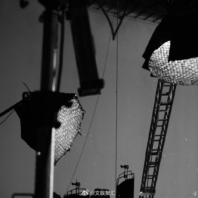 严浩翔新歌亢奋花絮照  严浩翔新歌花絮剪影  严浩翔新歌的花絮照以其剪影的精美绝