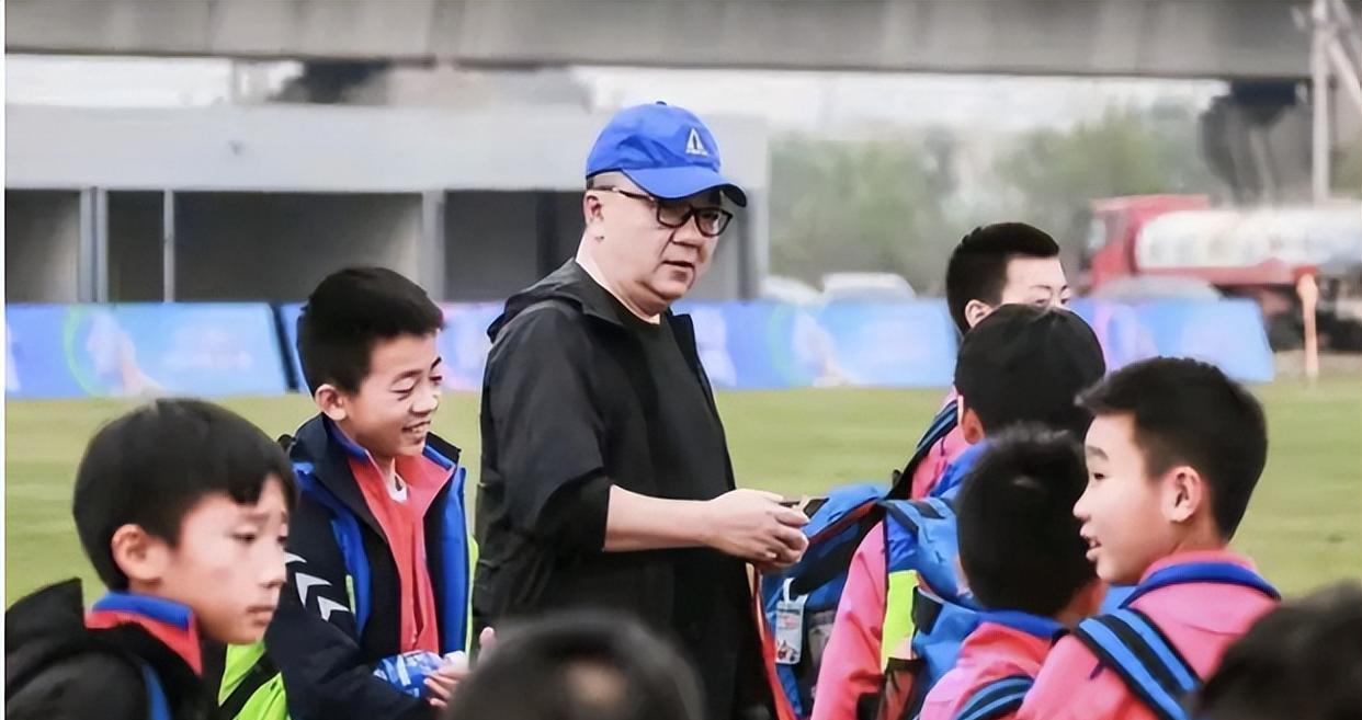 董路送小球员留洋，竟遭围攻？
这帮人到底怕什么？
说董路得罪人，可数据不骗人：1