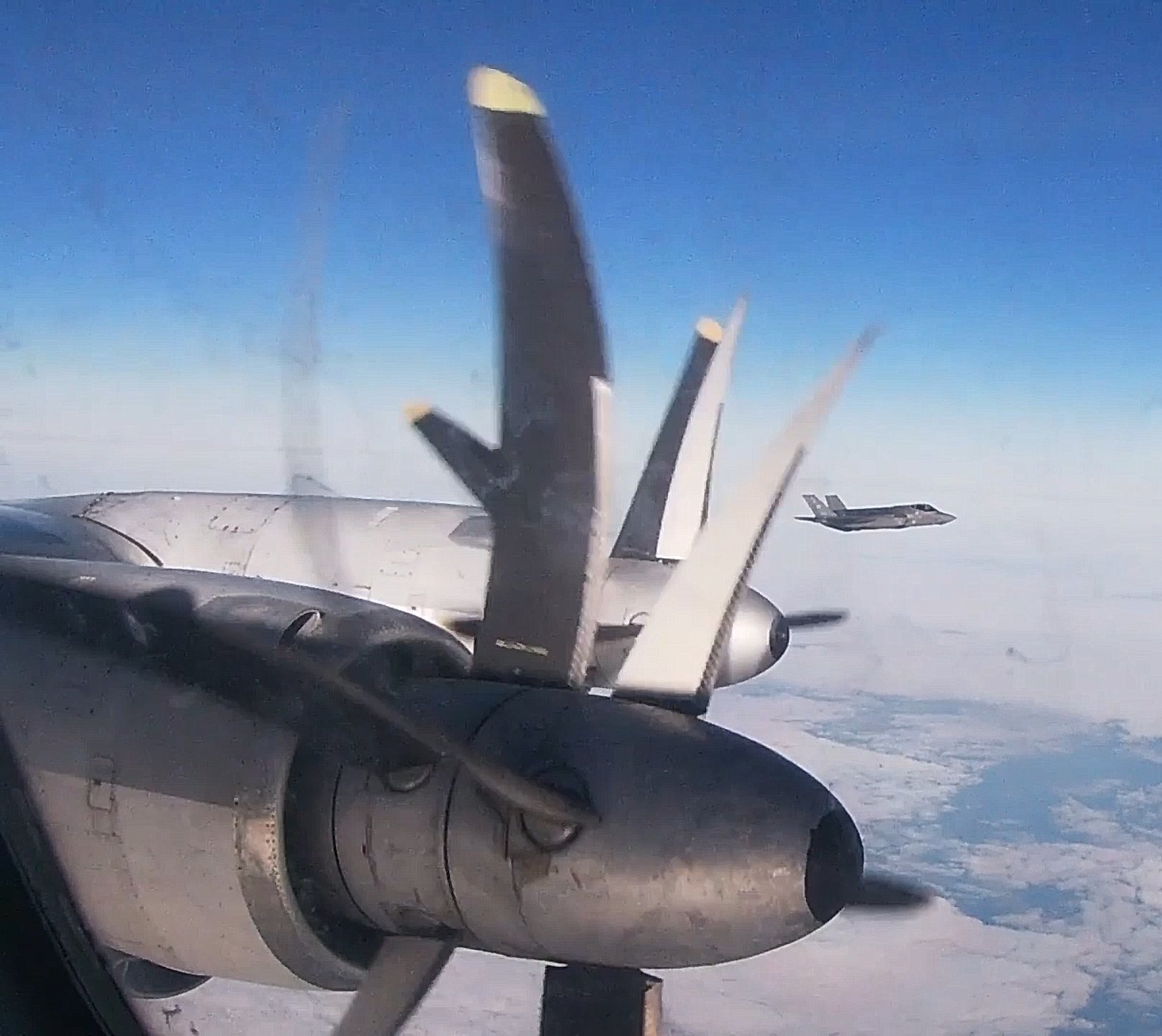 🔻俄罗斯国防部公布了俄空天军在阿拉斯加防空识别区的飞行任务影像。🔻图1：一架