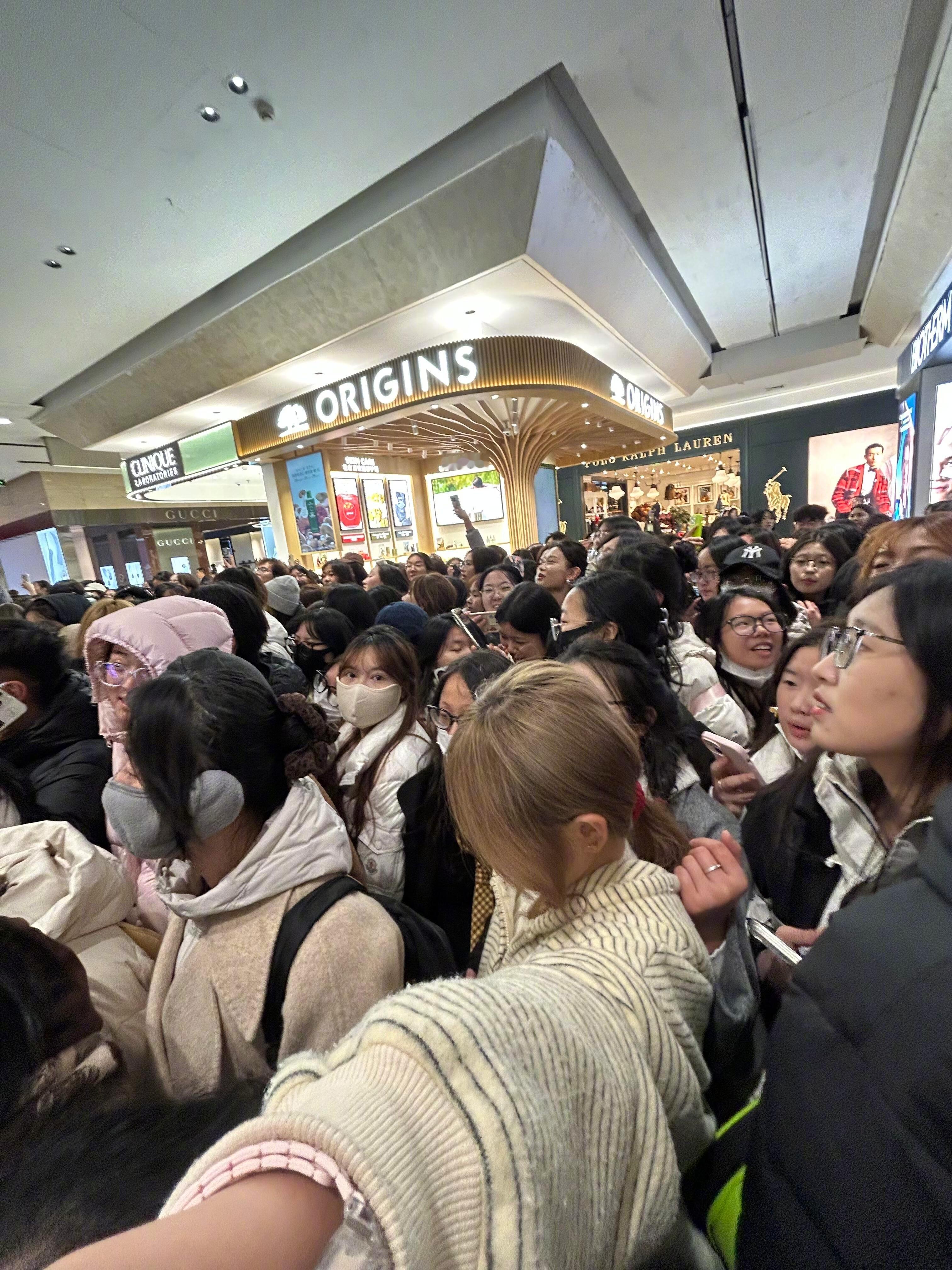 李昀锐石家庄人气 李昀锐石家庄浪琴线下活动人气好旺，里三层外三层都是人，李满楼名