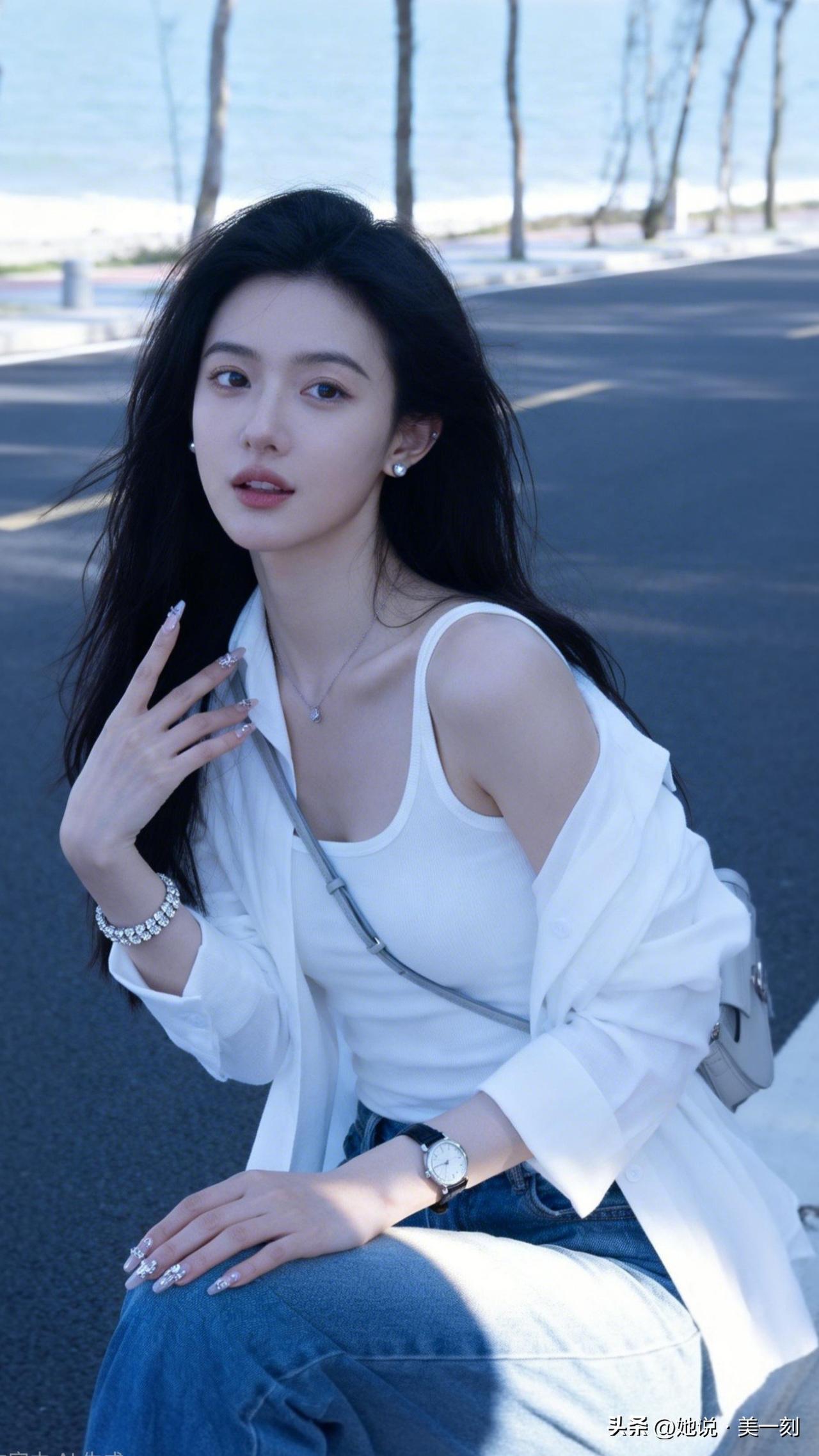 海边漫步的清新少女，白色穿搭尽显优雅与自然。