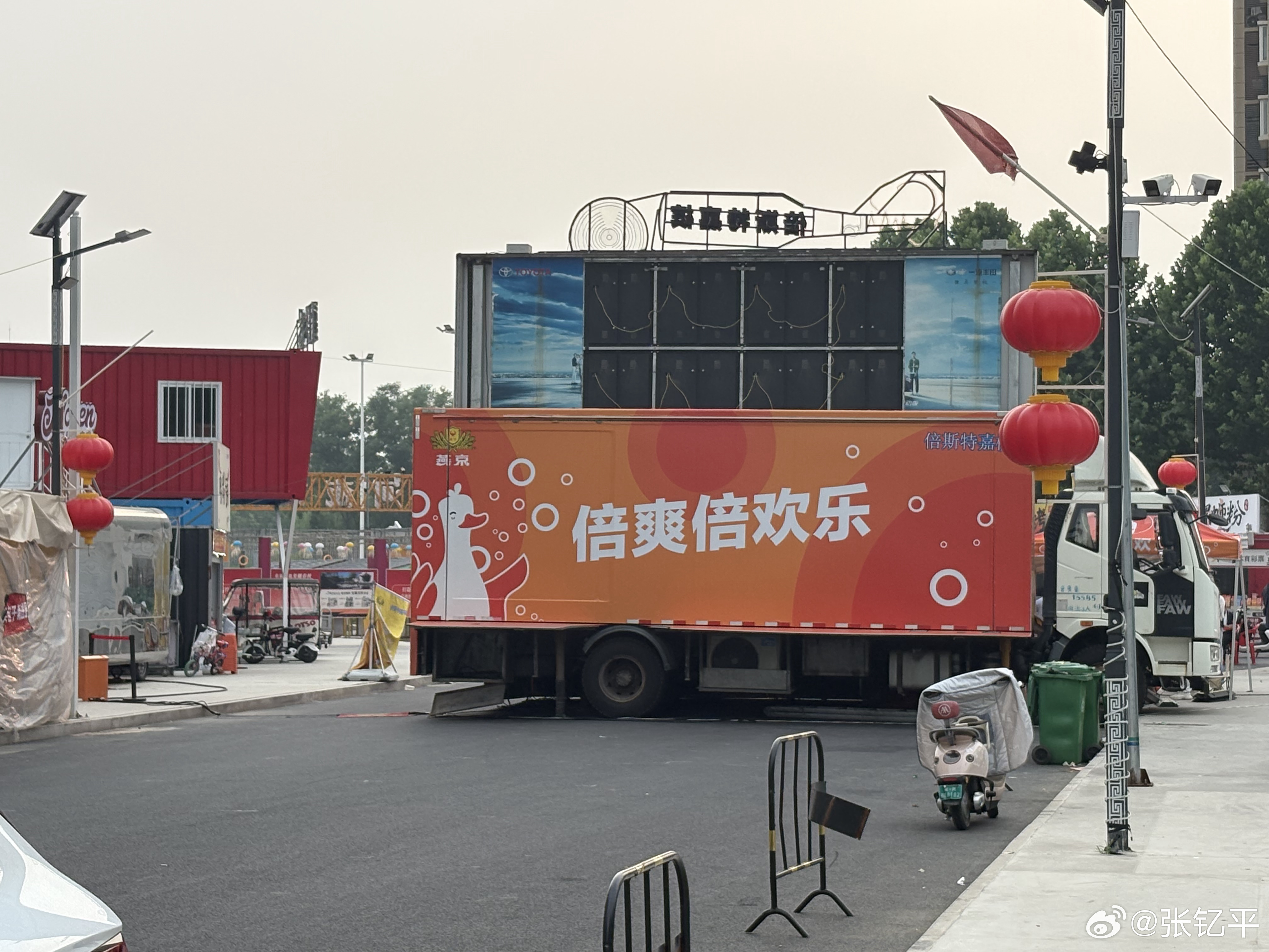 这种大篷车舞台搭建位置，在别的地方是很难看到的。 