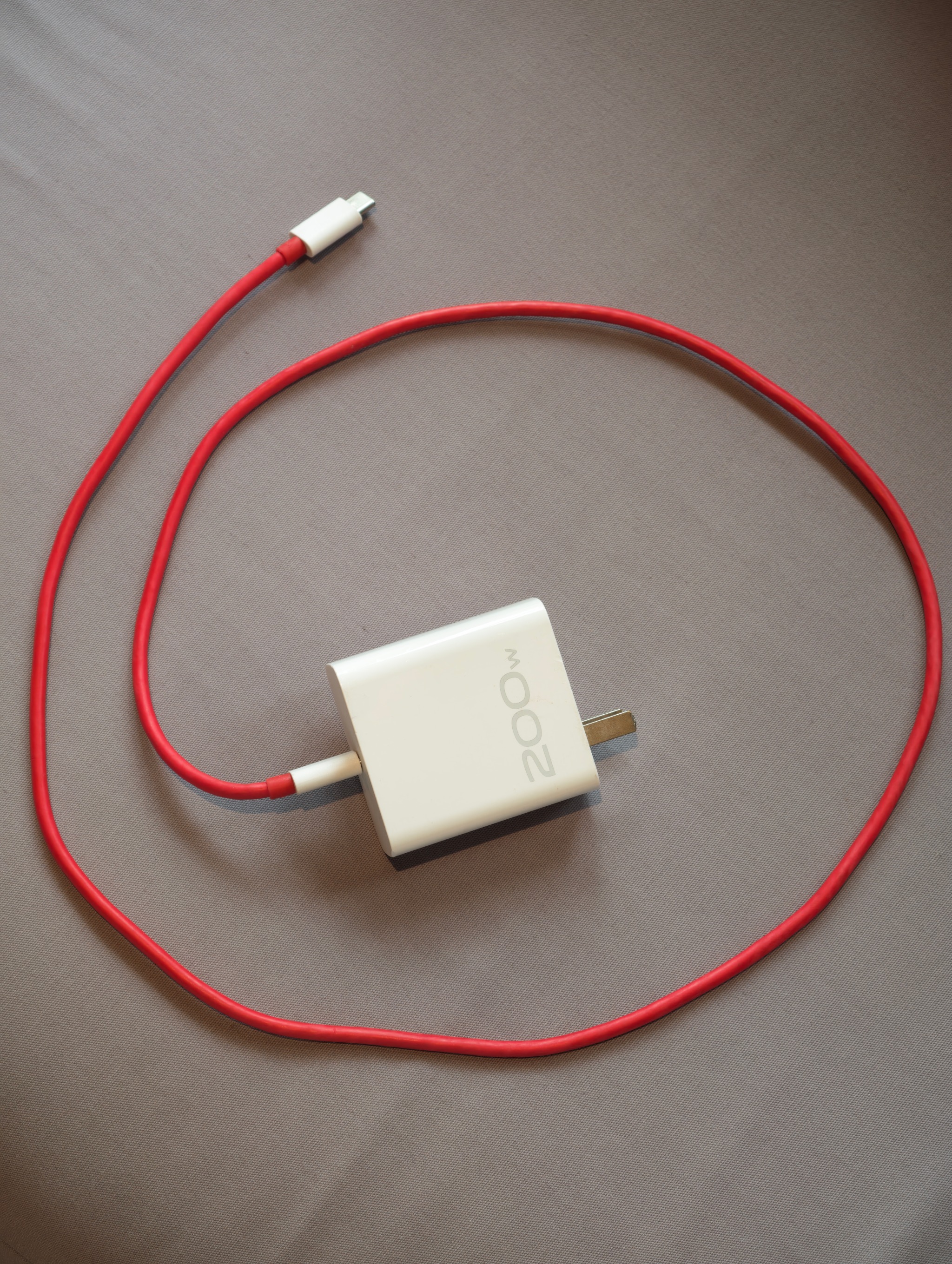 现在我出差基本就带这一个充电器蓝厂的200W，给iPhone，iPad充也快，给
