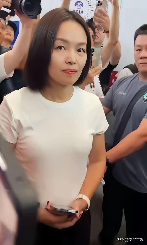 老板娘包女士刚把足球小将的冠军奖杯从罗马人肉扛回北京，另一头千万级别的糊涂账却炸