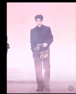 张凌赫是怎么被吹起来的？ 