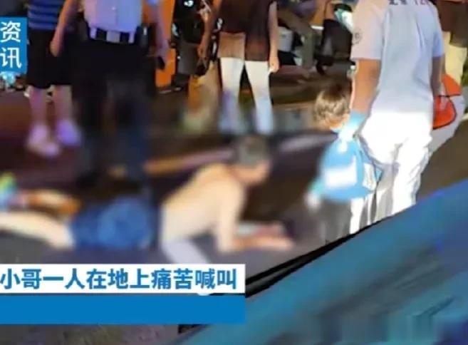 ＂北京一外卖小哥被小车司机泼辣椒水＂外卖小哥趴地上痛苦地哀嚎看着都让人心酸，涉事