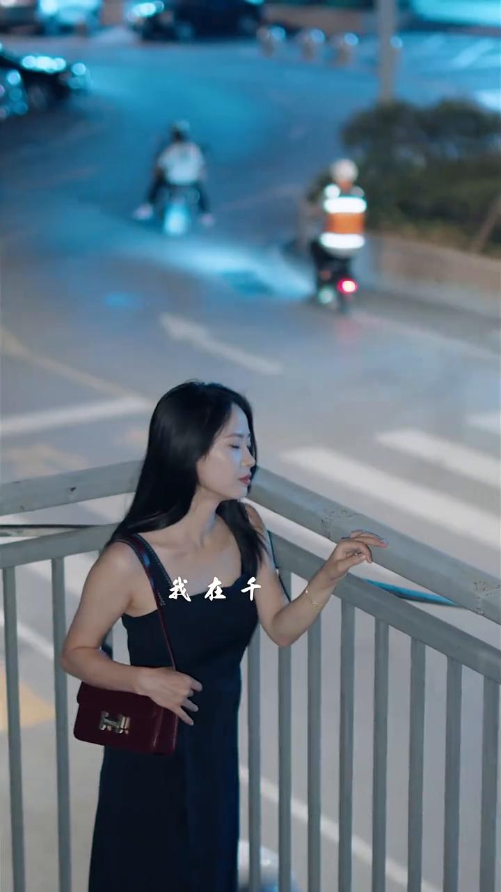 故乡的花在盛开，我在千里外。不知不觉眼泪滴滴落下来，晚风吹过山和海，吹到家门外。