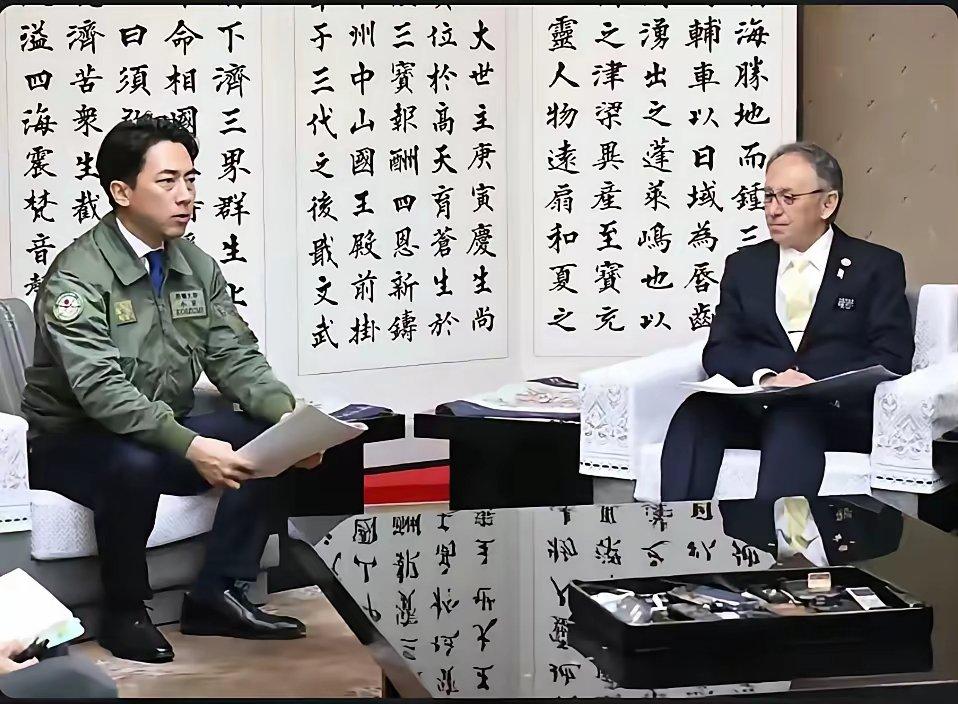 玉城丹尼的安排，太刻意了！

玉城丹尼与小泉进次郎的这场会面，从头到脚都是精心设