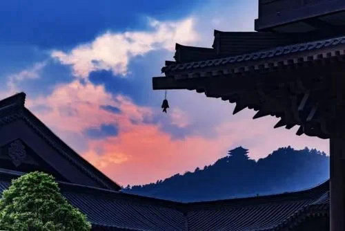 手心向下，那是帮助别人；手心向上，那是求助于人。助人为乐，求人会让自己变得很痛苦