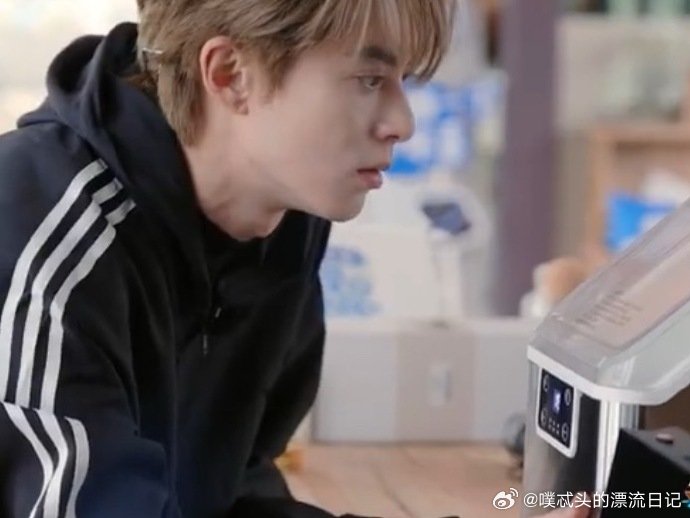 王鹤棣老辈子式鼓捣家电亲爱的客栈王鹤棣真的太可爱了，鼓捣家电都这么有喜感，认真又