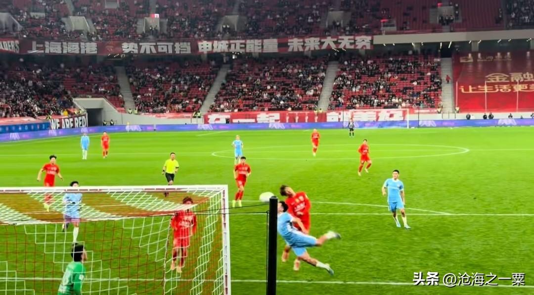 从球迷角度看上港队刘祝润进球确实是从后面撞向河南队队员，不同于费莱尼当年直上直下