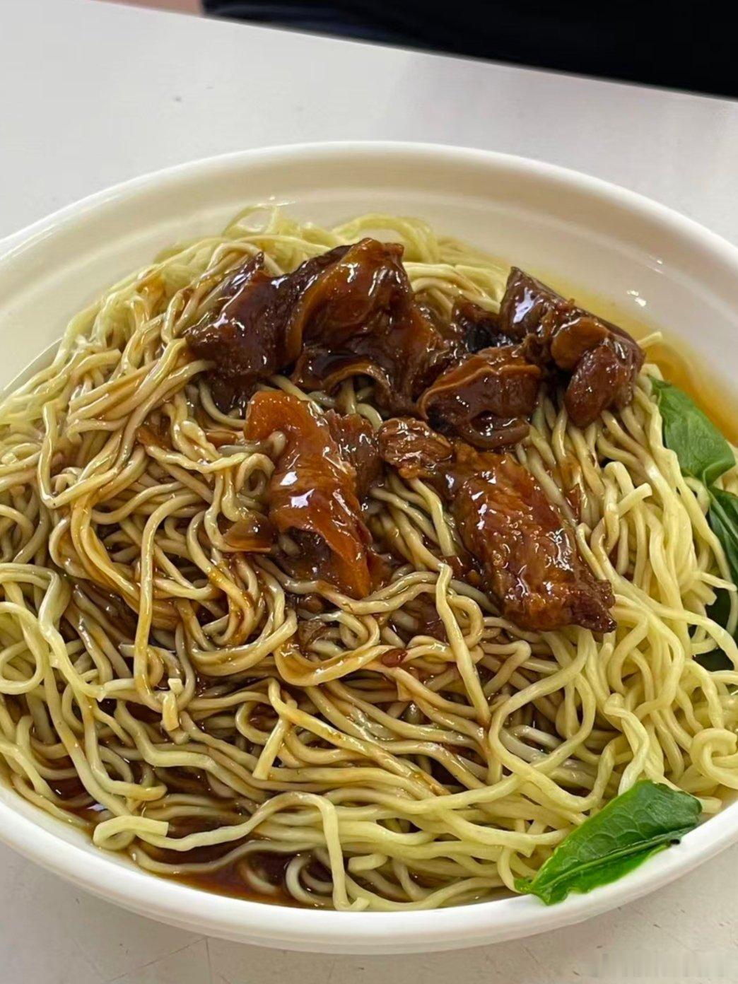 我虽然喜欢面食但很少作为早餐！今天要出去做兼职所以点了牛腩面，这个天气那么热出去