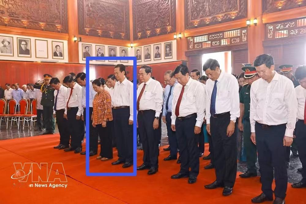 不同寻常！越南政府前总理阮晋勇携夫人出现在缅怀队伍中！

今天（4月29日）上午