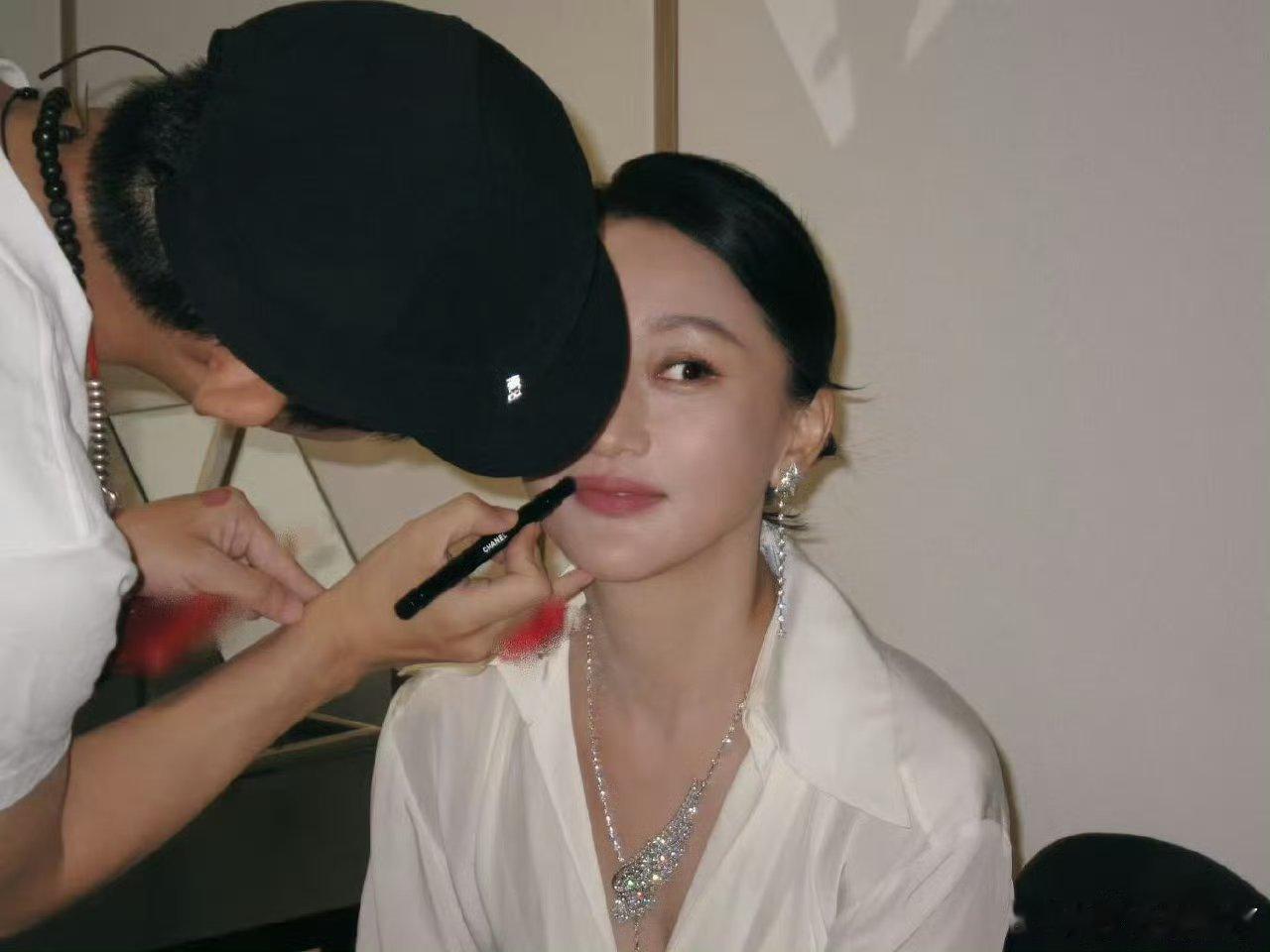 周迅穿搭基础珠宝就不基础也是太爱这个周迅～简直太美了太吸引我了周迅这穿搭绝了！简