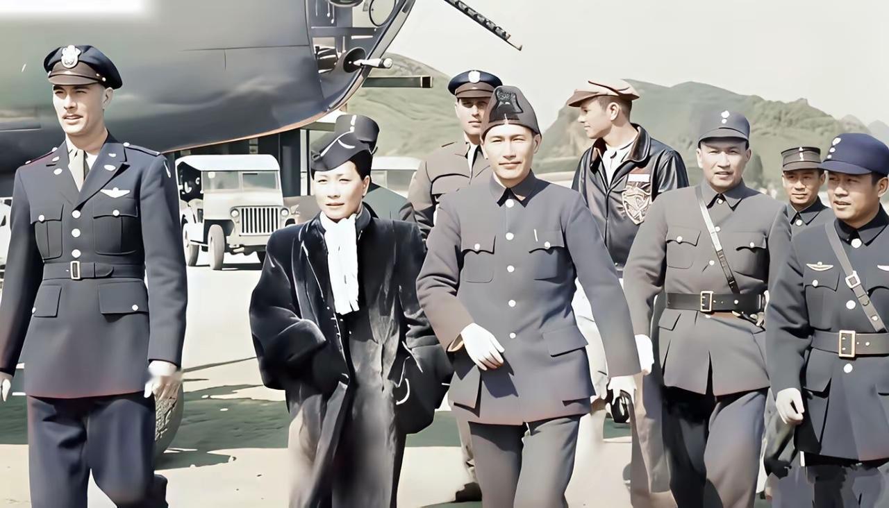 1944年，地点广西，蒋介石与夫人宋美龄乘飞机飞往广西桂林。

在桂林机场蒋介石