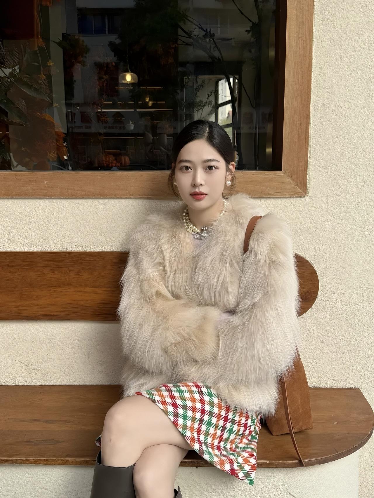 秋冬氛围感穿搭被这两件仿皮草外套拿捏了！
第一件奶杏色+格纹裙，珍珠项链一搭，贵