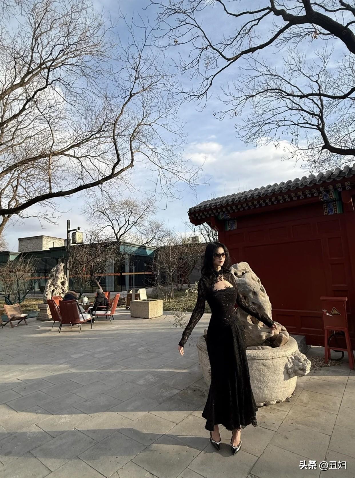 舒服又好看的穿搭有哪些古典园林中的时尚女子，黑裙与红绿相映，优雅动人。