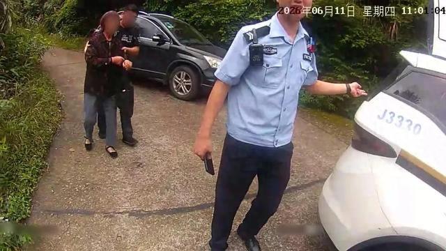 台州临海这位阿姨，真是实打实从鬼门关闯了一回！
去田里干农活，半点儿防备都没有，