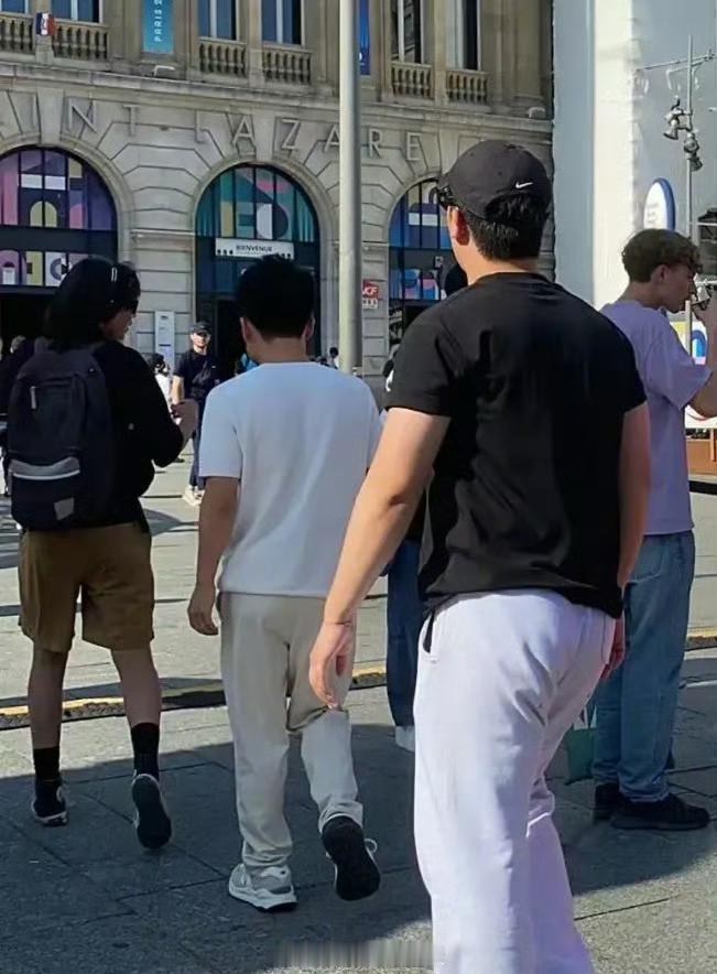 一个天天夸华为的网红，爱用苹果 