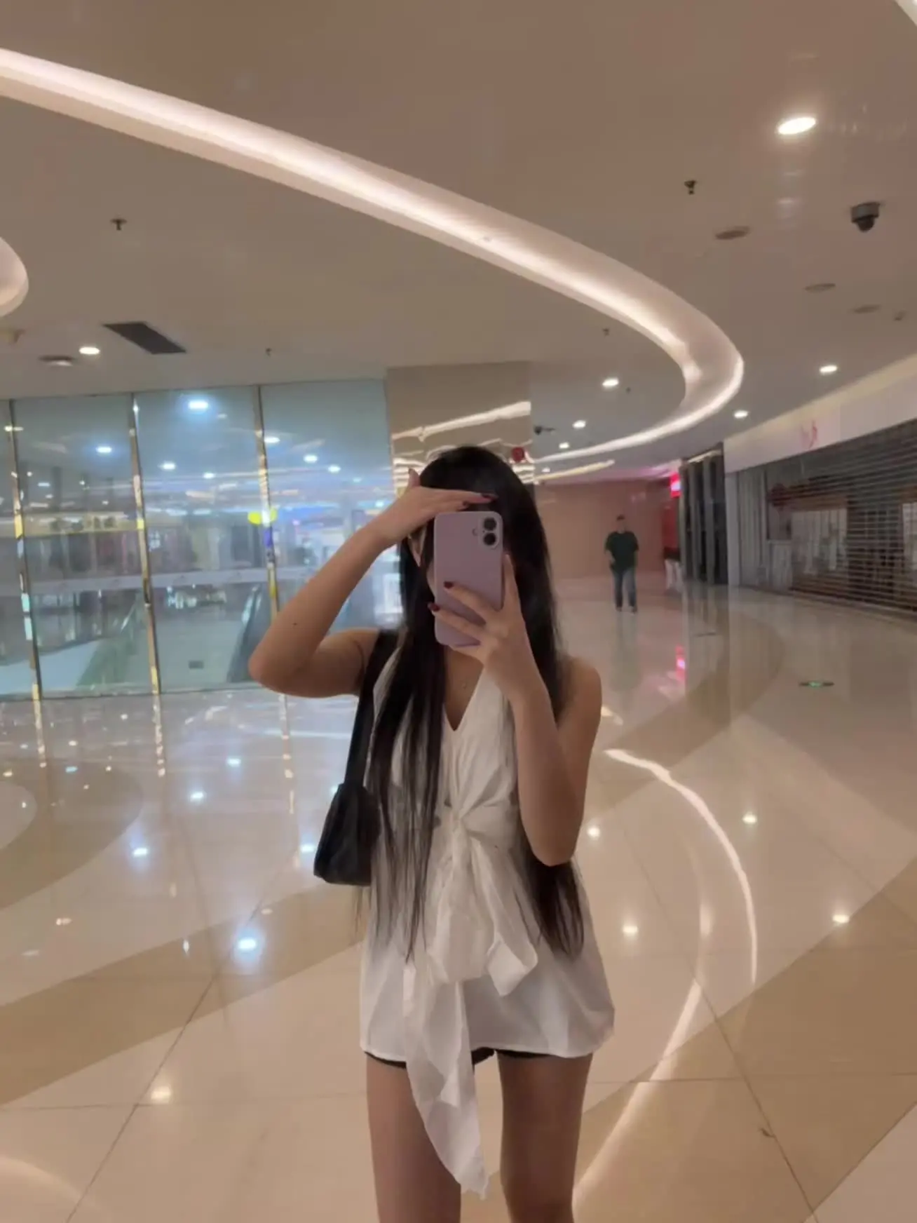 女孩子嘛 有空就做做美甲 逛逛街 喝喝小酒 干嘛非要去纠结 他爱不爱你