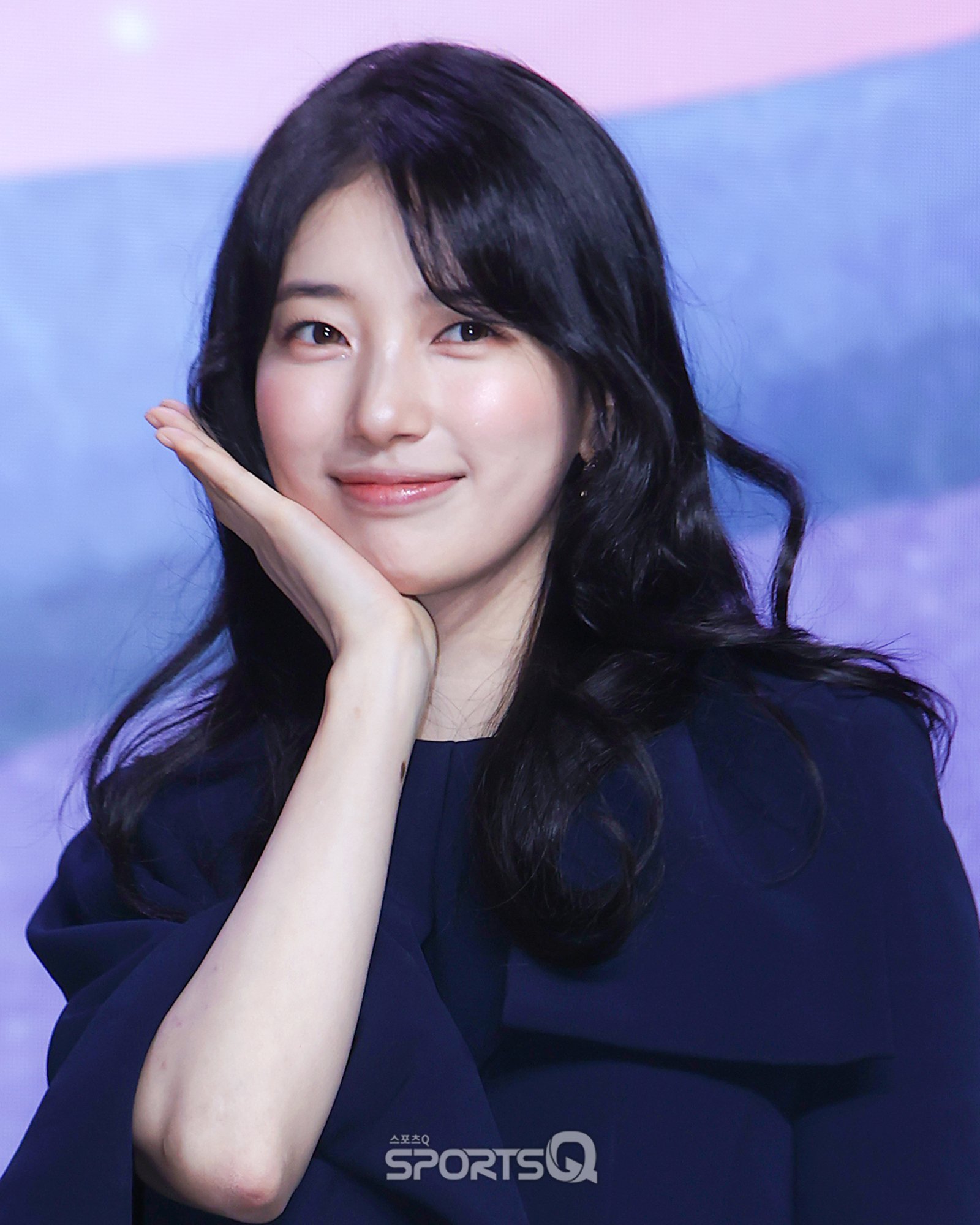 裴秀智今日出席主演的Netflix新剧《许愿吧，精灵》制作发布会，身穿CELIN